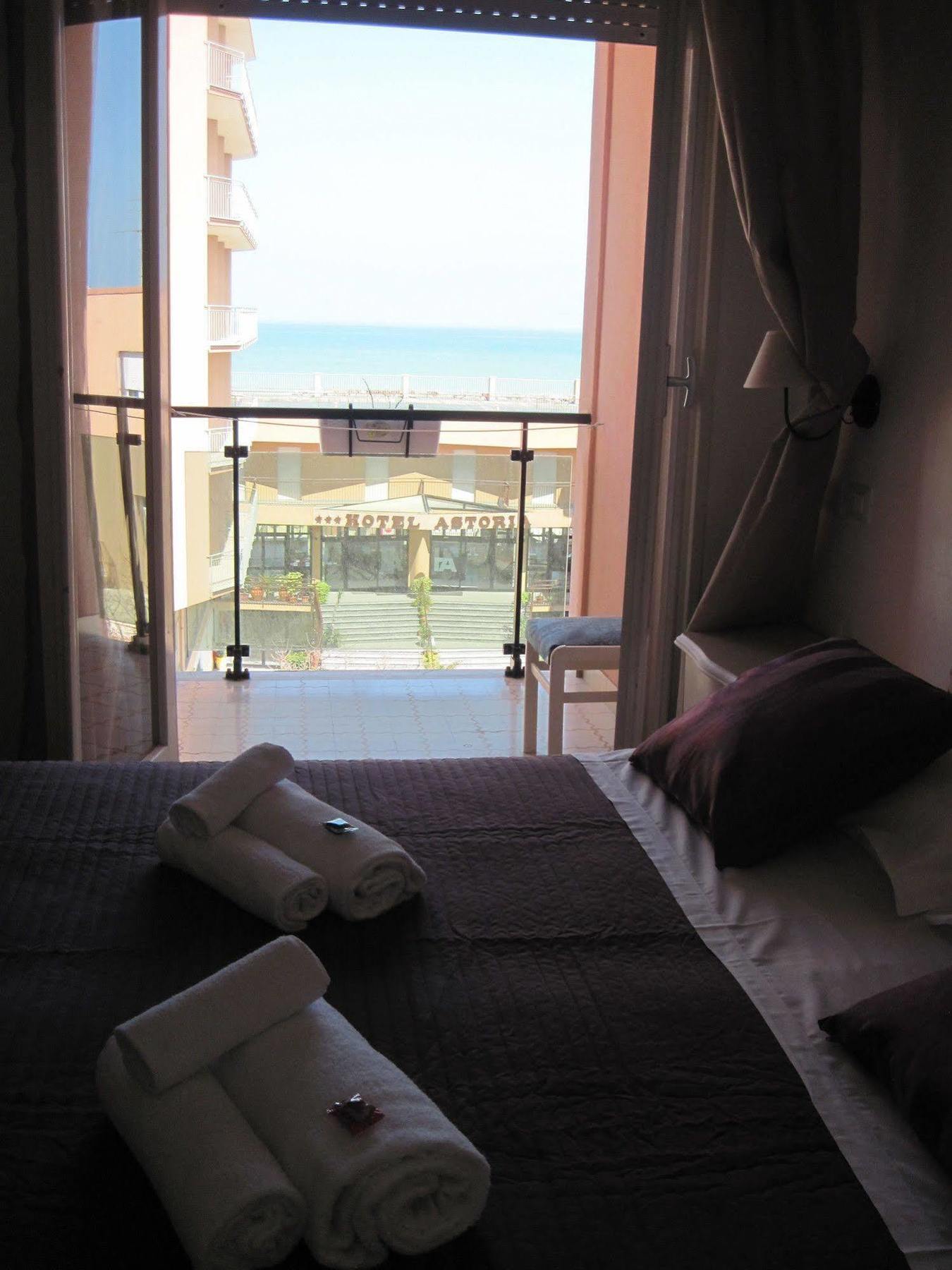 Amadei Hotel Promenade Пезаро Экстерьер фото